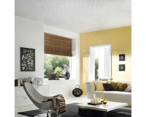 Obývací pokoj se strukturovaným obložením stropu, křeslem a pohovkou