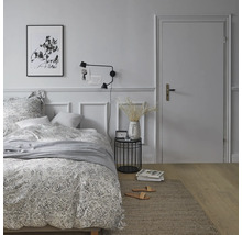 Ložnice s postelí, nočním stolkem a dekorem