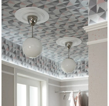Dvě stropní svítidla s geometrickou tapetou v místnosti.