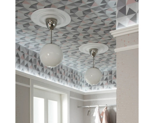 Dvě stropní svítidla s geometrickou tapetou v místnosti.
