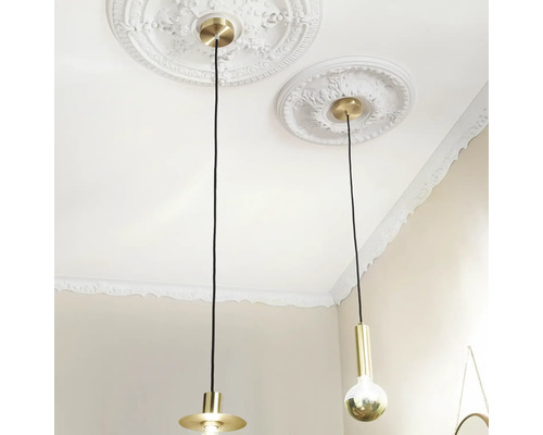 Dvě závěsné lampy se stropními rozetami na stropě