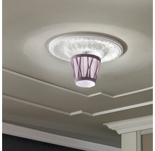 Stropní svítidlo s rozetou a stínidlem na stropě pokoje