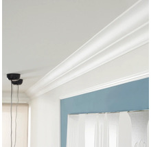 Interiérový snímek místnosti se štukovými profily na stropě a stěně