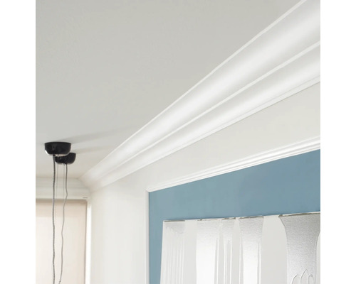 Interiérový snímek místnosti se štukovými profily na stropě a stěně