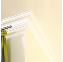 Detailní záběr štukové profilové lišty na stropě se záclonovou tyčí