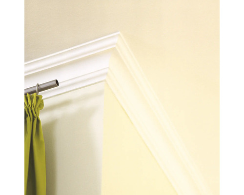 Detailní záběr štukové profilové lišty na stropě se záclonovou tyčí