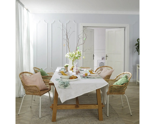 Slavnostně prostřený jídelní stůl s ratanovými židlemi na Velikonoce.