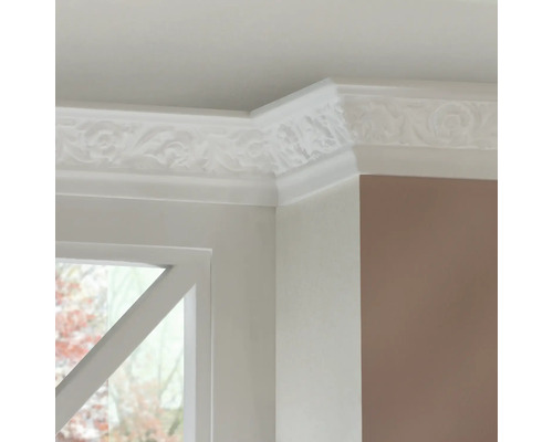 Detailní záběr štukové rozety na stropě nad oknem