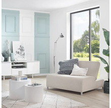 Světlý obývací pokoj s rozkládacím křeslem, konferenčními stolky a oknem