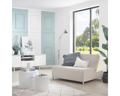 Obývací pokoj s křeslem, konferenčním stolkem a komodou ve světlém a moderním designu.