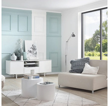 Obývací pokoj s bílou mediální skříní, konferenčním stolkem a pohovkou před oknem