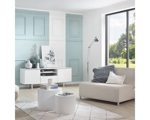 Obývací pokoj s bílou mediální skříní, konferenčním stolkem a pohovkou před oknem