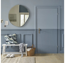 Vstupní prostor se zrcadlem, lavicí a dveřmi v domě