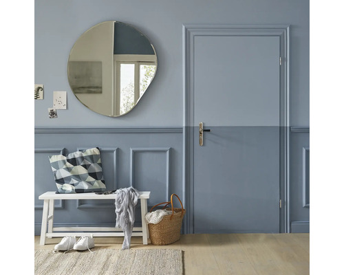 Vstupní prostor se zrcadlem, lavicí a dveřmi v domě