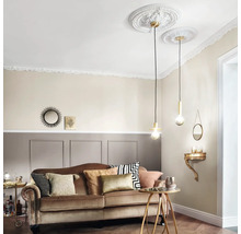 Obývací pokoj s pohovkou, odkládacím stolkem a závěsnými svítidly pod štukovými rozetami