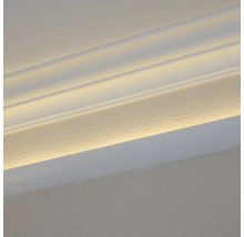 Dekorativní lišta s nepřímým osvětlením na stropě místnosti