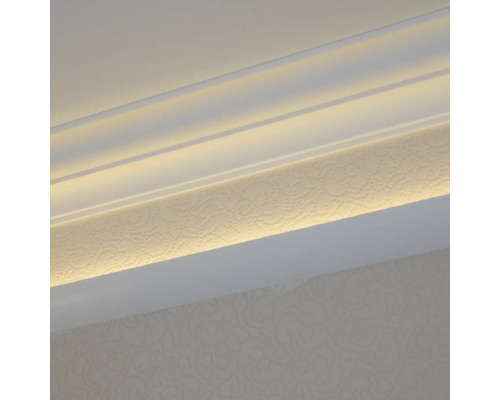 Dekorativní lišta s nepřímým osvětlením na stropě místnosti