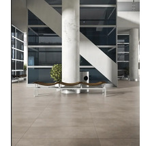 Interiér s béžovou dlažbou, sloupy a lavičkou