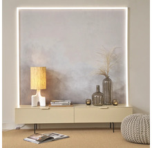 Obývací pokoj s nízkou komodou, lampou, dekorací a osvětleným nástěnným panelem