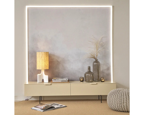 Obývací pokoj s nízkou komodou, lampou, dekorací a osvětleným nástěnným panelem