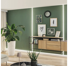 Obývací pokoj s příborníkem, pokojovými rostlinami a nástěnnou dekorací