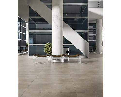 Interiér s podlahovými dlaždicemi, lavičkou a sloupy