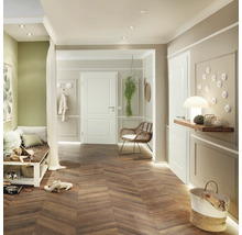 Vstupní prostor s šatnou, lavicí, zrcadlem a dřevěnou podlahou