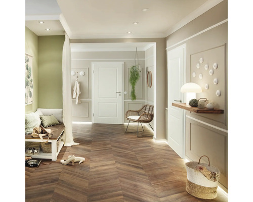 Vstupní prostor s šatnou, lavicí, zrcadlem a dřevěnou podlahou