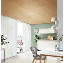 Světlá místnost s posuvnými závěsy, stropními panely a kuchyňským koutem