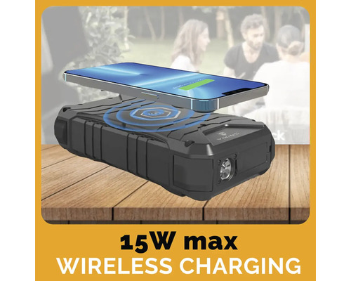 Černá nabíječka s bezdrátovou nabíjecí funkcí 15 W a chytrým telefonem na dřevěném stole.