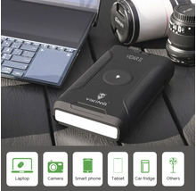 Zobrazená powerbanka s LED světlem, obklopená notebookem, fotoaparátem a objektivem.