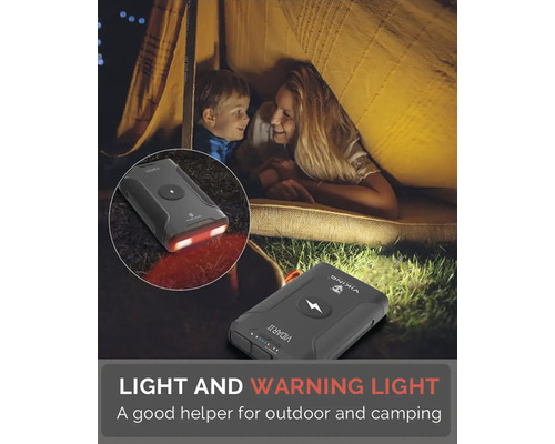 Scéna s dítětem a ženou ve stanu s kempingovou lampou s funkcí výstražného světla.