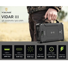 Napájecí stanice Viking Vidar III s USB-A, USB-C, solárním panelem, DC výstupem, zásuvkou zapalovače cigaret 12 V a funkcí bezdrátového nabíjení, držená osobou.