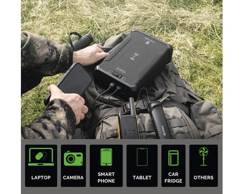 VIKING Powerstation Vidar III nabíjí smartphone venku na batohu.