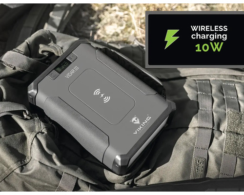 Šedá powerbanka Viking Vidar III s funkcí bezdrátového nabíjení na olivově zeleném pozadí