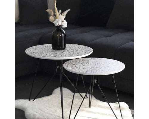 Dva kulaté konferenční stolky se vzorem teraco na koberci