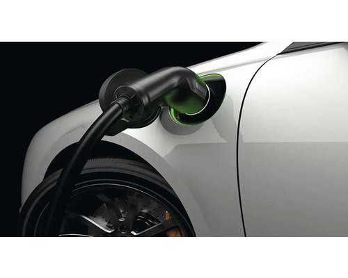 Elektromobil nabíjený nabíjecí stanicí