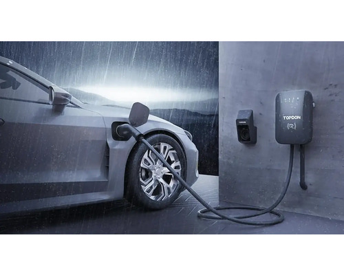 Elektroauto u nabíjecí stanice s logem Topdon v dešti