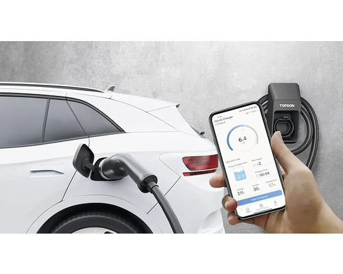 Elektromobil u nabíjecí stanice s aplikací pro chytré telefony pro sledování nabíjení