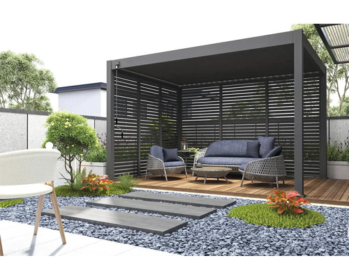 Zahrada s terasovým přístřeškem, posezením a skalkou