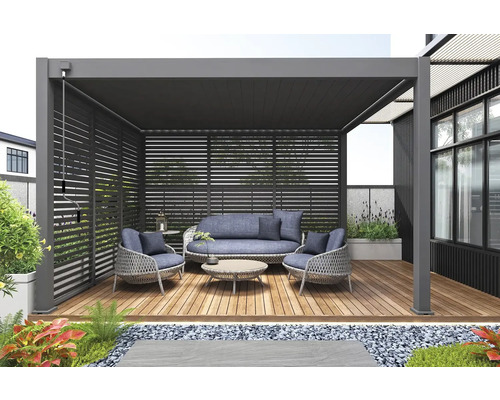 Krytá terasa s lamelovou střechou a zahradním nábytkem