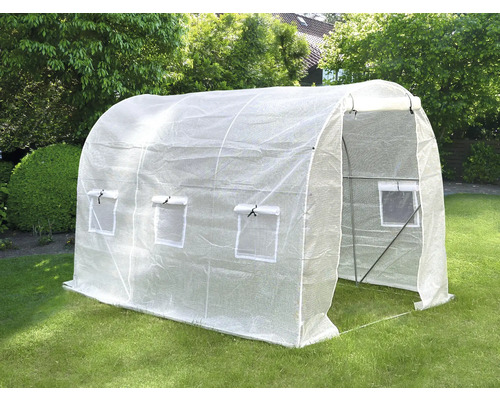 Skleník na trávníku v zahradě