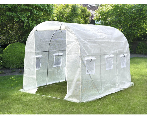 Fóliový skleník na trávníku