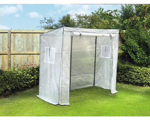 Skleník s plastovým krytem na zahradě.