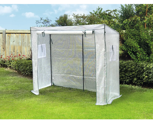 Fóliový skleník na zahradě pro pěstování rostlin