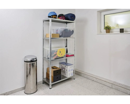 Regálový systém s pěti úrovněmi a různými předměty v místnosti