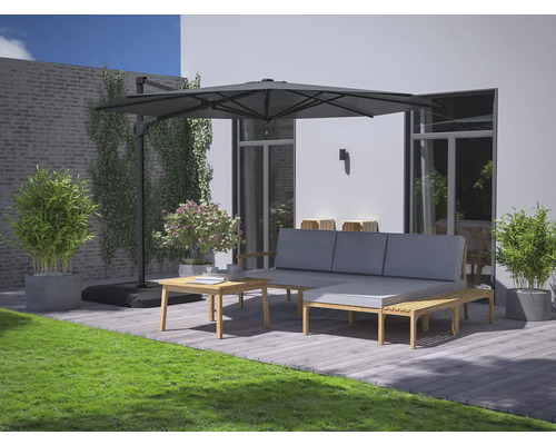 Zahradní scéna s posezením, odkládacím stolem a slunečníkem na dřevěné terase