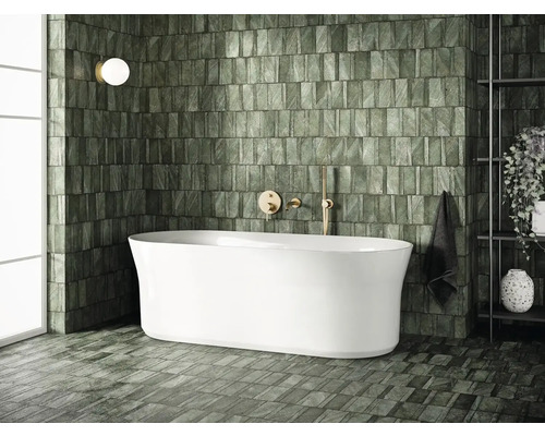 Koupelna s volně stojící vanou, nástěnnou armaturou, nástěnným svítidlem a regálem