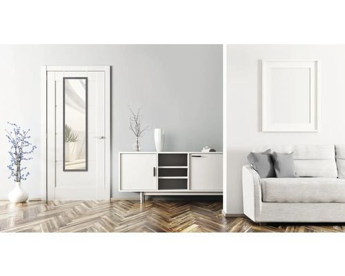 Interiér s dveřmi se zrcadlem, komodou a pohovkou