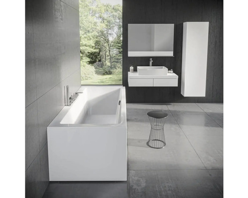 Moderní koupelna s vanou, umyvadlem, zrcadlem a stoličkou